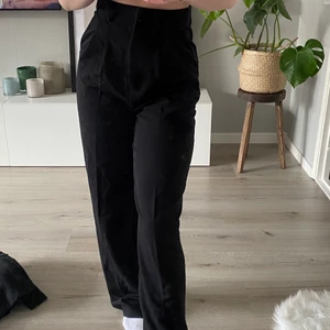 Kostymbyxor - Kostymbyxor från BIKBOK, säljer då de är för långa i benen för mig så de är aldrig använda. Köparen står för frakt