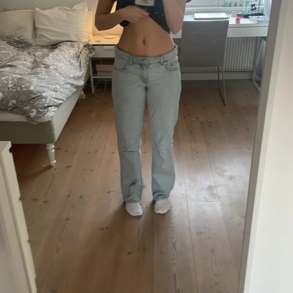 Slutsålda weekday jeans, köparna står för frakten💙. Jeans & Byxor.