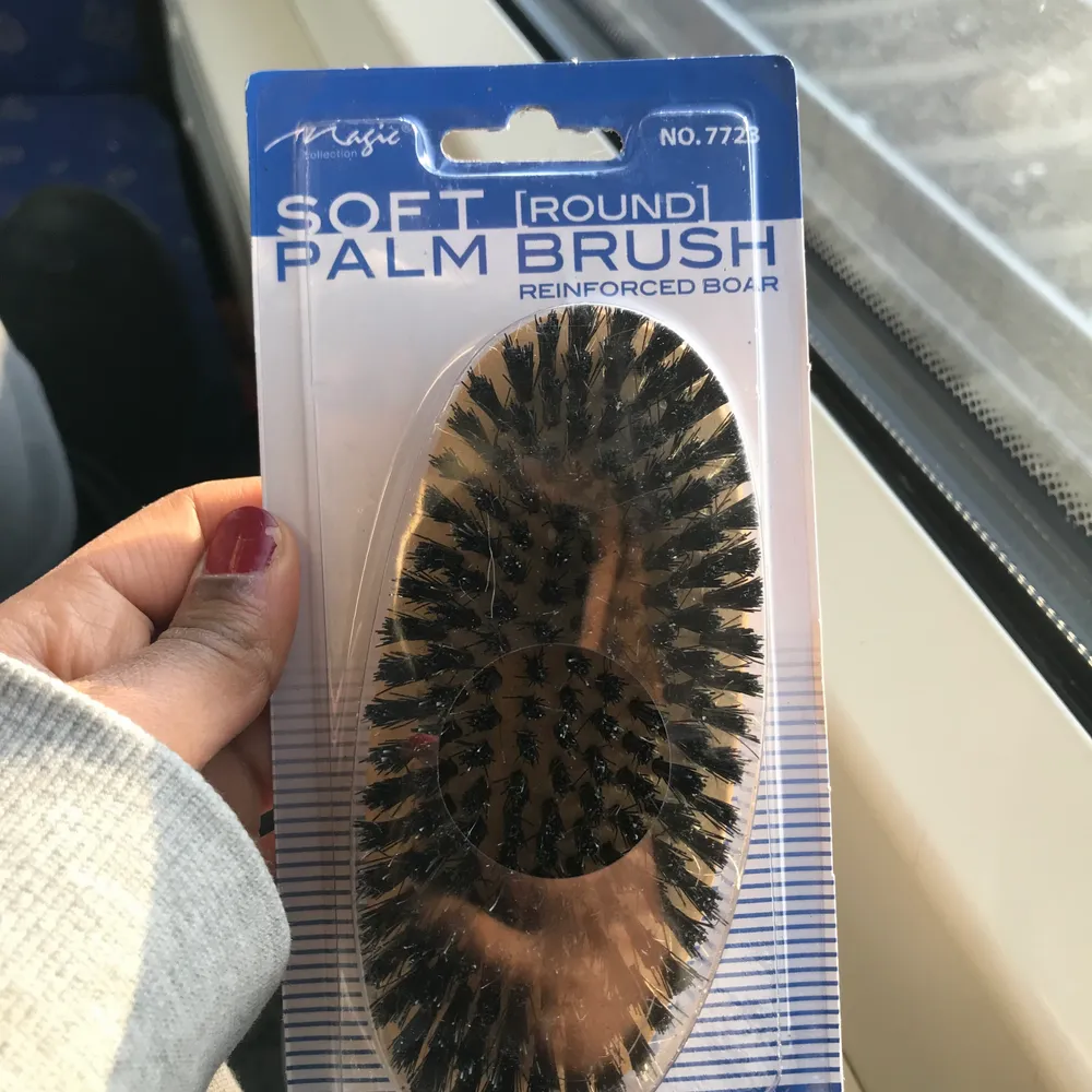 Soft palm brush för att få till dem perfekta tofsarna gör så håret får en perfekt sleek finish! Frakt betalas av köparen. Övrigt.