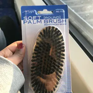 Soft palm brush för att få till dem perfekta tofsarna gör så håret får en perfekt sleek finish! Frakt betalas av köparen