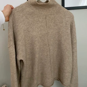 Stickad nakd tröja - Säljer denna ”greige” färgade stickade tröjan från NA-KD, det är en av de absolut skönaste jag äger men den kommer inte till användning tyvärr🤍🤎