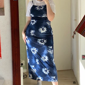 Vintage blå och vit klänning   - Blå vintage midi/maxi klänning med vitt blommigt mönster. Finns ingen storlek på den men jag skulle säga S/M