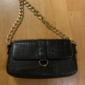 Väska - (Säljer åt min syster). Liten fin väska från Missguided. Använd max 5 ggr, mycket bra skick. Litet innerfack med dragkedja. Pris kan diskuteras.