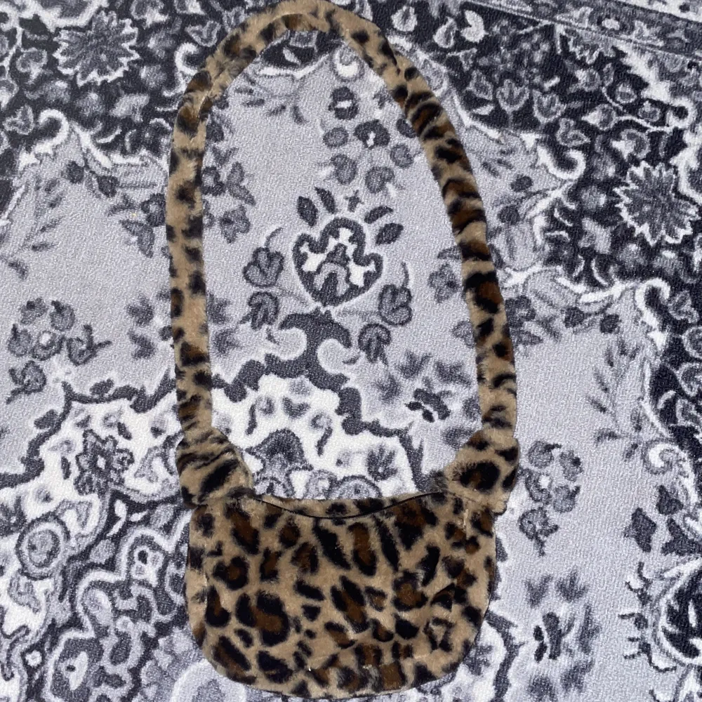 Fluffig leopard väska, använt en gång 🙌. Väskor.