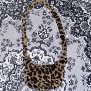 Fluffig leopard väska, använt en gång 🙌