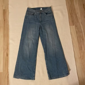 Blå wide jeans - Blåa high waist wide jeans från hm. ALDRIG ANVÄNDA! Säljer då det inte är min stil. 