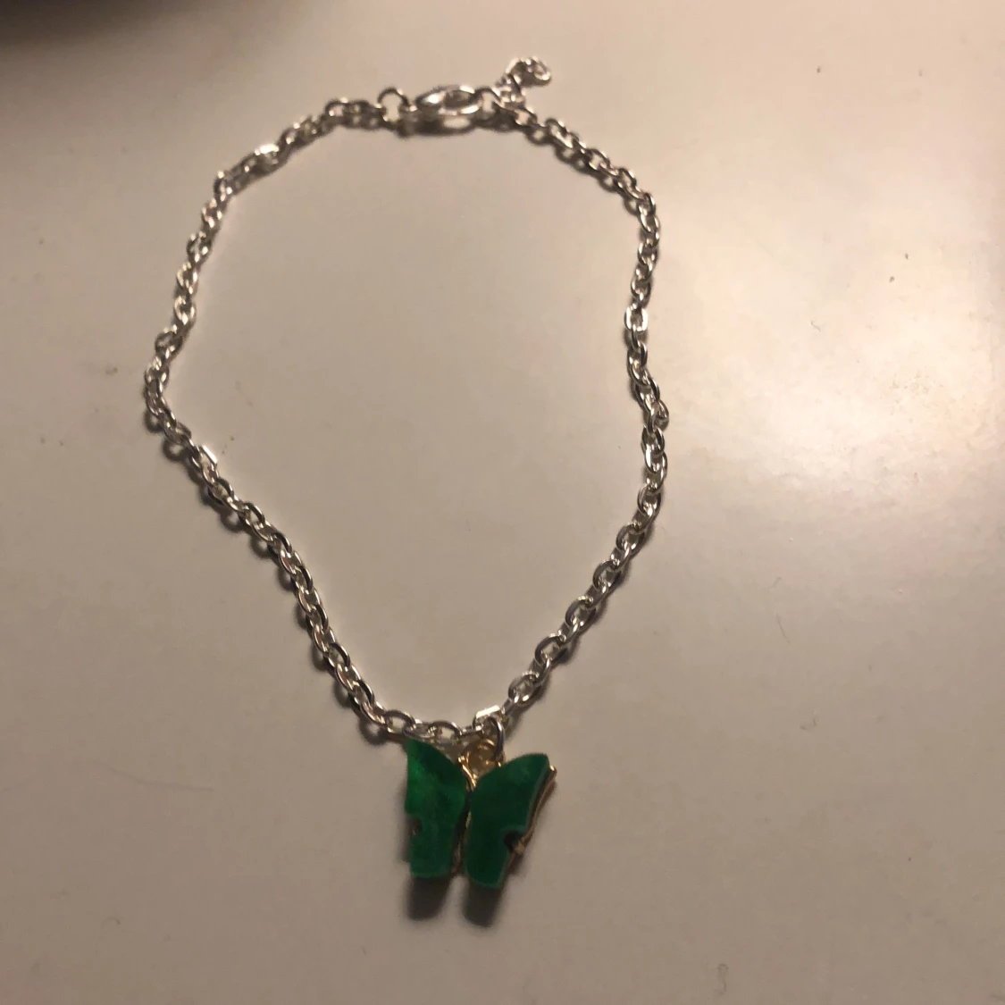 Mörkgrönt fjärils armband, 23cm