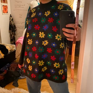 Blommig tröja från twilfit :)  - Varm och skön, fin kvalitet! Köpt secondhand, från twilfit originalt. 💕🎀