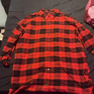 Skjortklänning från H&M storlek XL - En nästan oanvänd skjortklänning i storlek XL.                             Köparen står för frakt.