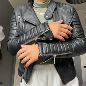 Svart chiquelle jacka - Hej säljer nu min fina skinnjacka. Jag säljer den billigt då jag vill att den ska bli använd istället för att den ska hänga i en garderob. Jag har använt den rätt så ofta men ser fortfarande ut som ny. Det är storlek 36/Xs/s passar mig som har xs/s. Kontakta mig för mer info😊💖