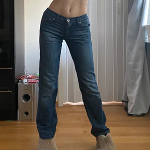 Low waist jeans - Säljer då dom börjar bli för korta på mig som är 175+ :( mid mått har jag sytt in till 70cm och innebenslängd 80cm🤍 straight i modellen