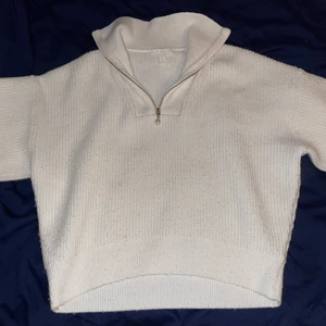 Stickad tröja  - Vit tröja med krage från H&M. Säljer då den ej kommer till användning.