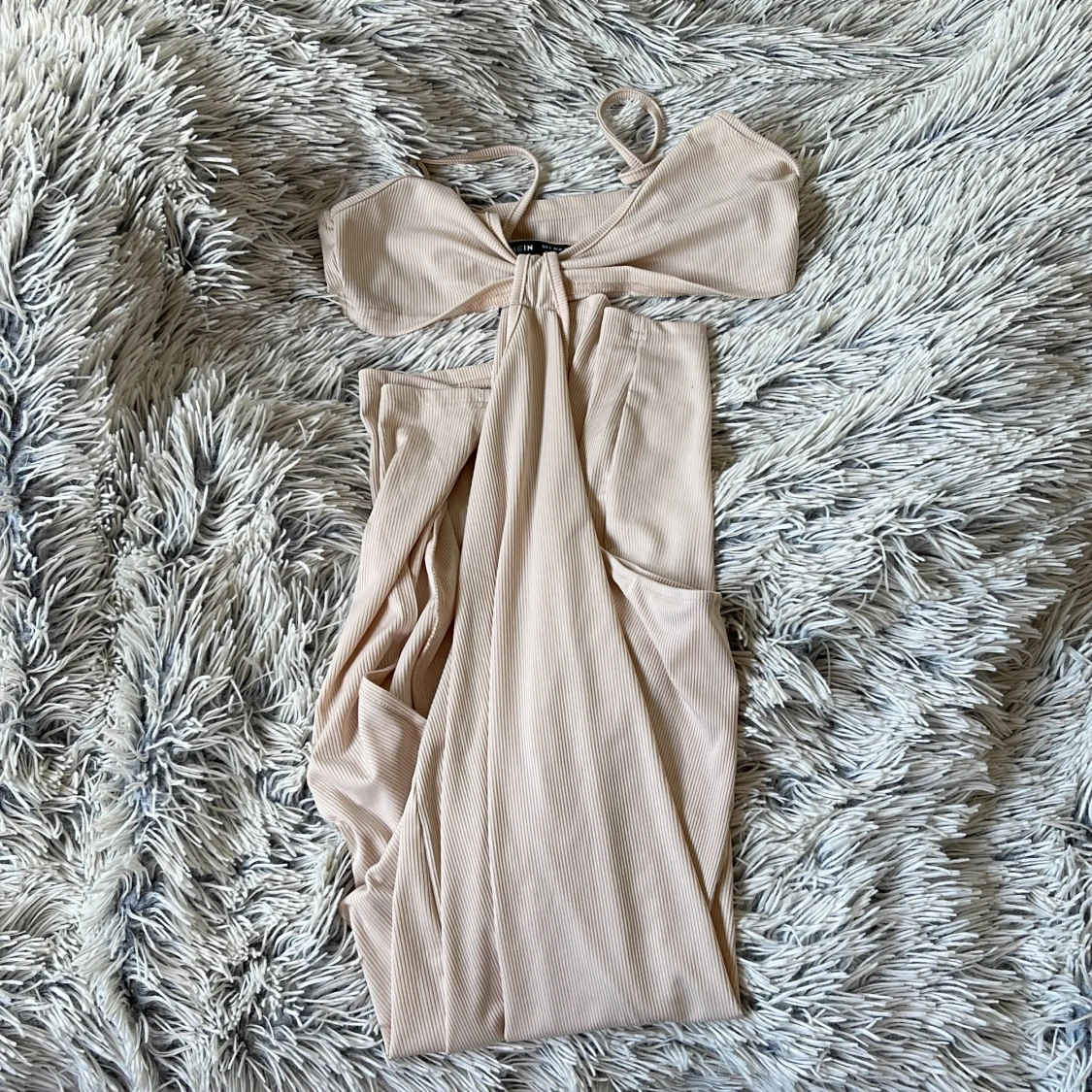 Klänning med öppen rygg  - 90