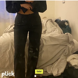 Kostymbyxa  - Säljer dessa supersnygga kostymbyxorna, i storlek M/38. Köpte de här på Plick men de var tyvärr försmå 😭  de två första bilderna är lånade från hon jag köpte av😊