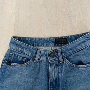 Blåa jeans - Säljer dessa coola tiger of sweden jeansen i färgen blå som är i super bra skick!