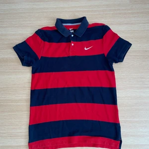 Nike piké    storlek: M - Det är en tröja/pike från 90-talet, har använts en gång, en vintage piké som det bara finns få exemplar av,  passar till alla tillfällen t.ex middag, kalas, golf mm
