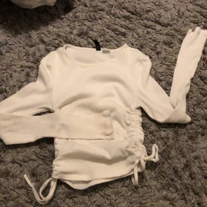 Vit tröja - Hej säljer min vita tröja som jag inte använder längre, då den inte är min stil. Den är storlek xs och är från h&m💗. Det är min syster i bilden som har på dig den, då den är för liten för mig💗💗.