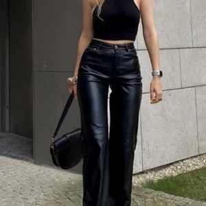 Skinnbyxoe  - Säljer dessa skinnbyxor i strl 38, använt de två gånger. Hör av er om ni är intresserade💕