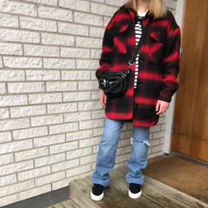 Röd/svart randig Kappa - Säljer nu denna as snygga kappa från H&M för att den inte kommer till användning längre. Köptes i höstas för 599kr. Men nu är den slutsåld på hemsidan. Skriv privat vid fler frågor eller ifall ni vill ha fler bilder💗