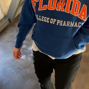 ♻️ - Hej! Driver ett UF där jag säljer vintage hoodies här är en av dom💕♻️ 