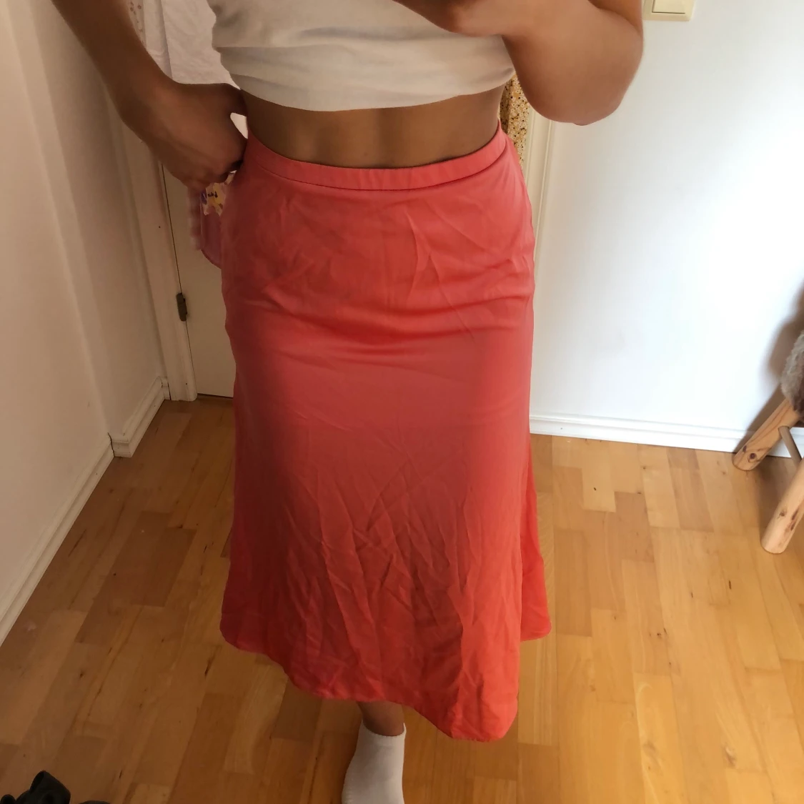 Korallfärgad satinkjol