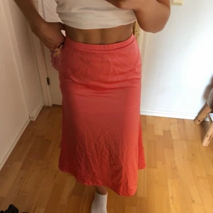 Korallfärgad satinkjol - En sommardröm!! Så fin kjol i satin i en korallaktig färg. Ursprungligen från Stradivarius och är i storlek S. Kjolen är i toppskick. Säljer för 200kr, gratis frakt ✌🏼