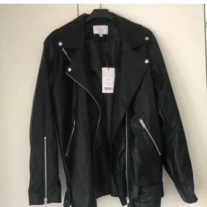 Oversized skinnjacka - Helt oanvänd oversized skinnjacka från nakd. Säljer pga kommer ej till användning. Super fin o bra kvalitet. Frakt 66kr tillkommer💖