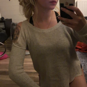 Stickad hollister - Hål för axlarna