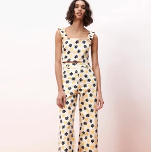 Zara jeans - Säljer dessa as balla jeans från zara ( storlek 38 ) som är slutsålda i de flesta storlekarna ⚡️ använda en gång därav i nyskick! Frakt cirka 60kr 🚚 