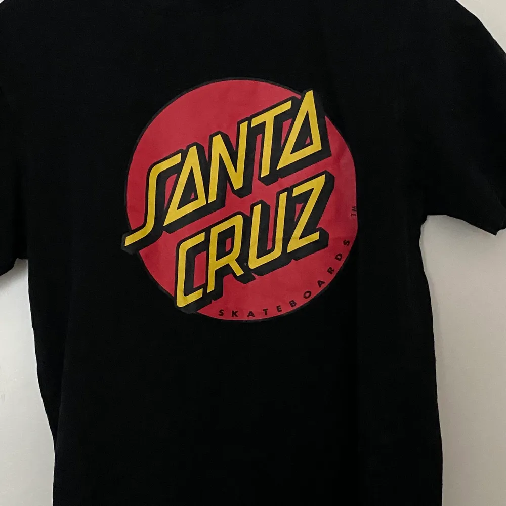 Santa cruz T-shirt i storleken S, herrstorlek. Nästan aldrig använd då det inte riktigt är min stil, jag kan mötas upp i Eskilstuna annars står köparen för frakten ❤️🌟 :). T-shirts.
