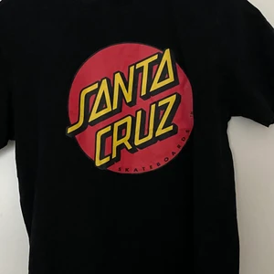 Santa Cruz  - Santa cruz T-shirt i storleken S, herrstorlek. Nästan aldrig använd då det inte riktigt är min stil, jag kan mötas upp i Eskilstuna annars står köparen för frakten ❤️🌟 :)