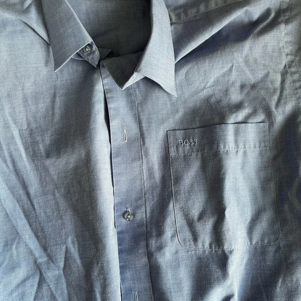 Blå Hugoboss skjorta, vintage.. Skjortor.