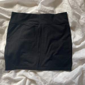 Tajt kjol från Lindex, storlek 158-164 (som en xs). Sparsamt använd. Köpare står för frakten.