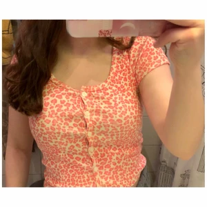 Brandy Melville cheetah zelly topp - Helt oanvänd brandy melville pink & white cheetah topp med tagg kvar, är i onesize, passar från xs-m, just nu inte i lager på hemsidan :)