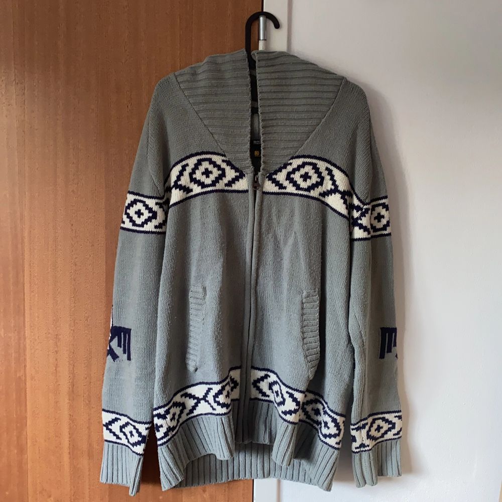 Gray cozy sweater, size XL. Used, but very good condition. . Stickat.