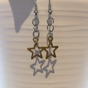 Stjärnörhängen✨ - Silver och guld färgade. Ungefär 1cm. Jätte fina. Passar alla. Hemmagjorda✨