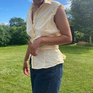 Knytblus - Superhärlig topp med långa band som går att knyta både bak och fram! 