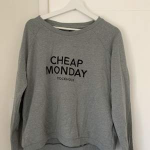 Grå Cheap Monday sweatshirt!! Storlek L men sitter mer som en M <3