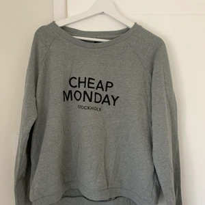 Cheap Monday sweatshirt - Grå Cheap Monday sweatshirt!! Storlek L men sitter mer som en M <3