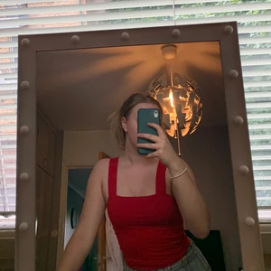 Topp från BikBok - Snygg röd topp från bikbok i strl S