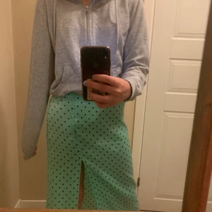 Grön kjol strl m från zara  - Säljer denna snygga kjol från zara som är för stor på mig tyvärr!!! Galet snygg! Strl m