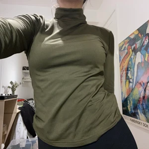 Olivgrön polotröja - Älskar denna men den har blivit för stor för mig 😭 Superstrechig och skön. Frakt tillkommer, 63 kr spårbar 
