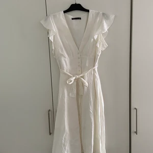 Söt klänning!  - Världens finaste klänning som jag inte längre har användning av, den är använd 2 gånger! Storlek M❤️