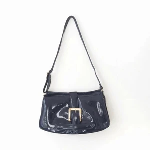 Väska  - Mörkblå lackad axelremsväska. Bra skick.