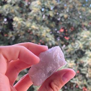 Kvarts kristall som jag själv har hittat i skogen.  Längden är cirka 4,5 cm och kristallen är rå. För att se mer kristaller jag säljer klicka i min profil! ☘️ FRAKT - 12kr ☘️ PRIS - 15kr ☘️