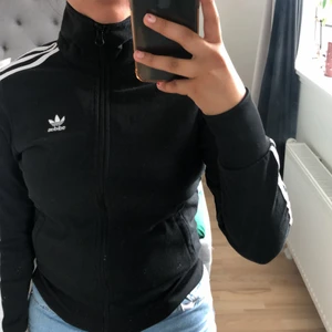 adidas - en fin adidas kofta som jag knappt använt.(köpare står för frakt)❤️