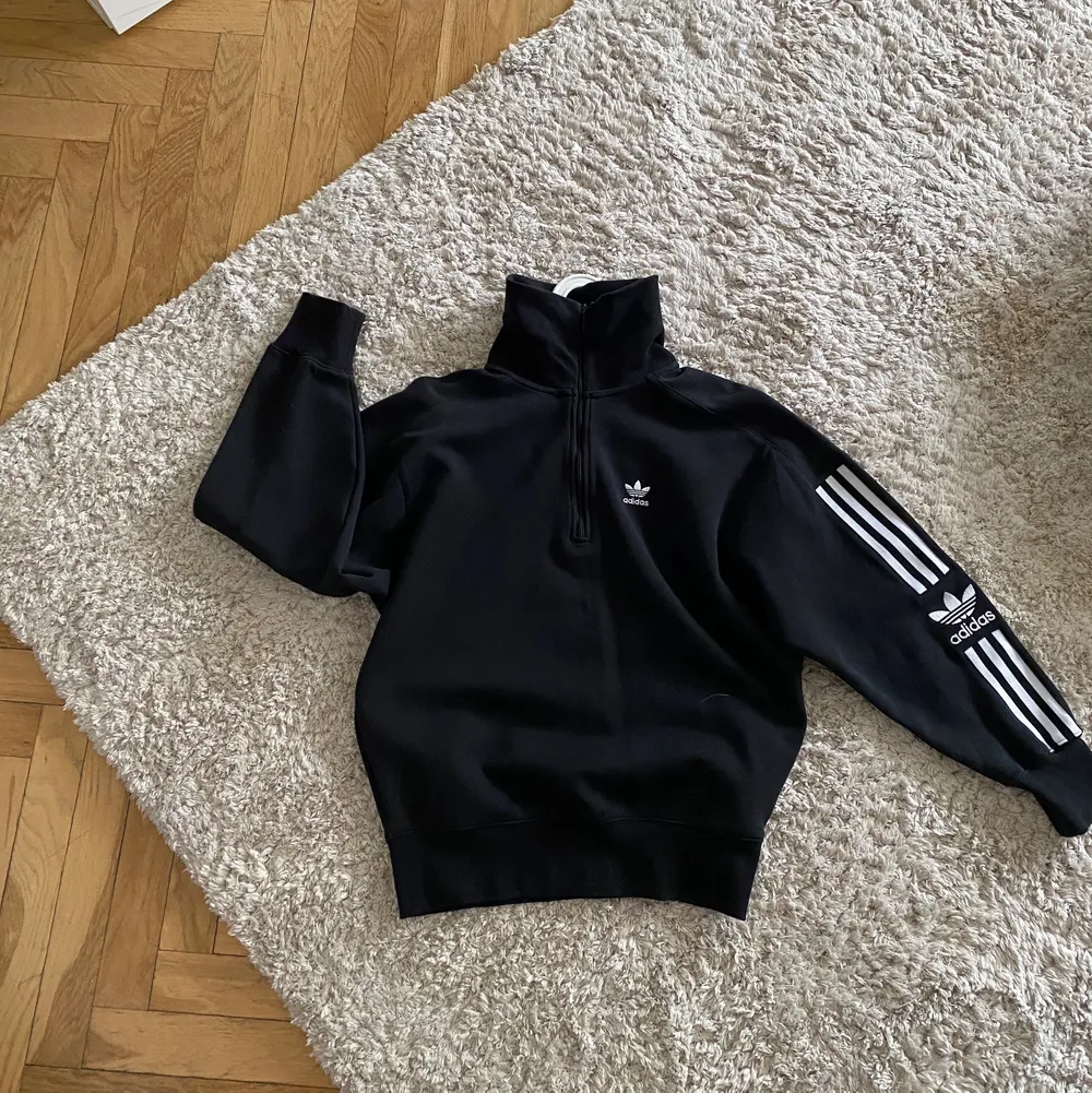 Hoddie från Adidas använd fåtal gånger. Storlek xs. Kan mötas upp i Malmö men även frakta, köparen står då för frakten!😊. Hoodies.