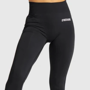 Svarta Gymshark tights - Använda 2 gånger så gott som nya!🌸 Stolrek S, köpt för 550 kronor, säljer för 300 + frakt💛  Pris kan diskuteras vid snabb affär!😋