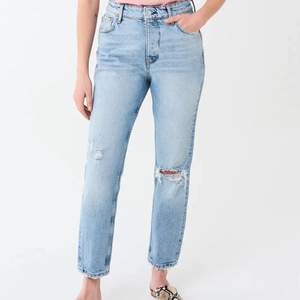 Såå fina jeans från Gina Tricot. Har tyvärr fått väldigt sällan användning av dessa jeans då dem är lite stora i midjan för mig. Säljer dem för 80kr 🥰🥰 Storlek är 34