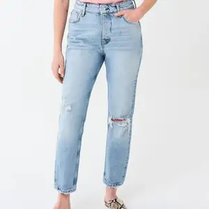Såå fina jeans från Gina Tricot. Har tyvärr fått väldigt sällan användning av dessa jeans då dem är lite stora i midjan för mig. Säljer dem för 80kr 🥰🥰 Storlek är 34